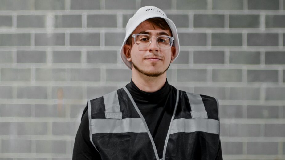 male dutchx employee with glasses